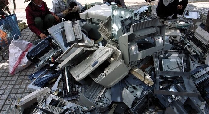 Lạm bàn mối lo về môi trường và sức khỏe đối với rác thải điện tử