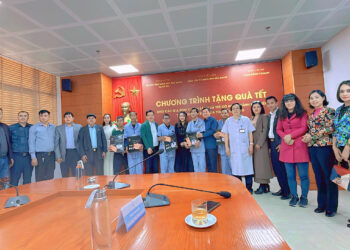 Hoa hậu Calgary Doanh nhân Việt Nam Toàn cầu trao tặng nhà tình nghĩa cho các nạn nhân dioxin tại Bắc Giang