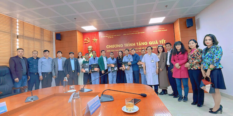 Hoa hậu Calgary Doanh nhân Việt Nam Toàn cầu trao tặng nhà tình nghĩa cho các nạn nhân dioxin tại Bắc Giang