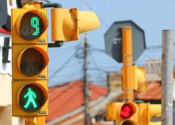 Trung tâm tư vấn pháp luật Minh Sơn: Dừng xe khi đèn xanh, có bị xử phạt – Học sinh vi phạm an toàn giao thông bị xử phạt thế nào?