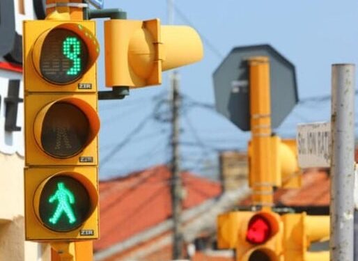 Trung tâm tư vấn pháp luật Minh Sơn: Dừng xe khi đèn xanh, có bị xử phạt – Học sinh vi phạm an toàn giao thông bị xử phạt thế nào?