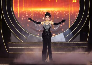 Mãn nhãn với BST “Dải Ngân hà” triệu đô của NTK Hu Yu Ting 