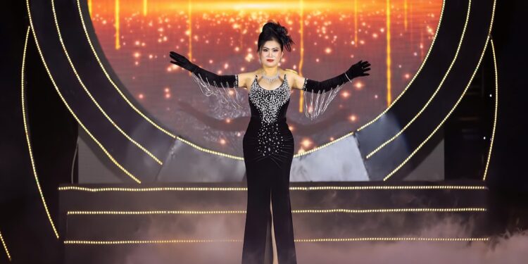 Mãn nhãn với BST “Dải Ngân hà” triệu đô của NTK Hu Yu Ting 