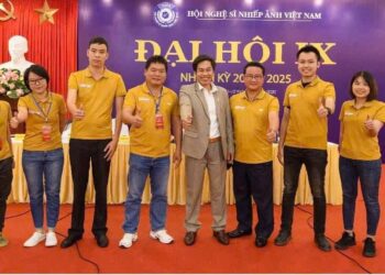 Vì sao đa số văn nghệ sĩ nghèo?