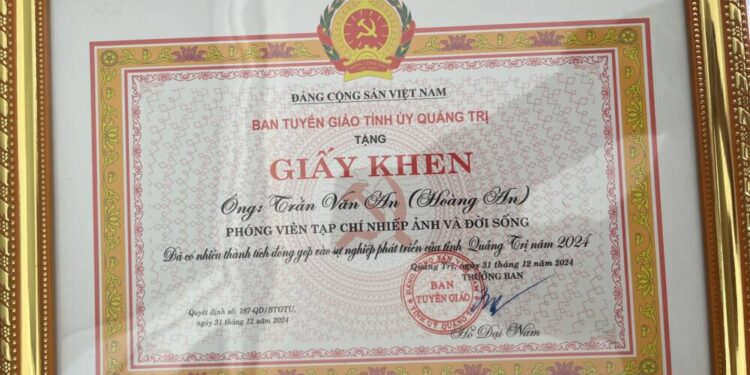 NSNA – Nhà báo Hoàng An – Tạp chí Nhiếp ảnh và Đời sống được nhận giấy khen của Ban Tuyên giáo Quảng Trị