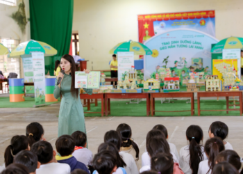 Diễn Giả Áo Dài Võ Thị Mỹ Duyên đồng hành Cùng Vinasoy Trao Dinh Dưỡng Lành, Gieo Mầm Tương Lai Xanh tại Trường Tiểu Học Trà Phong, Quảng Ngãi