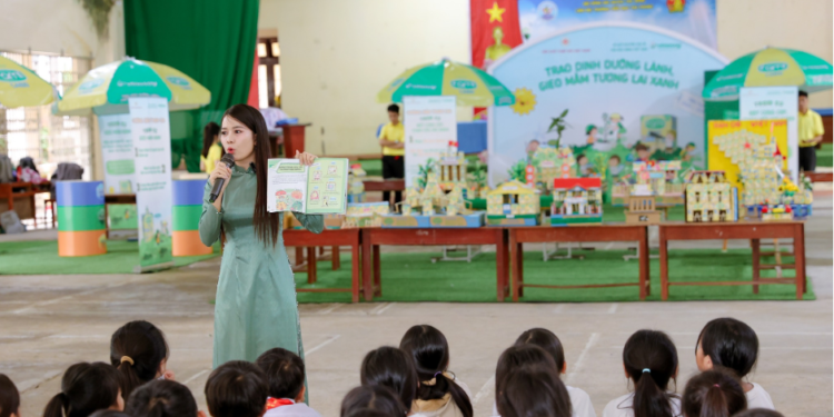 Diễn Giả Áo Dài Võ Thị Mỹ Duyên đồng hành Cùng Vinasoy Trao Dinh Dưỡng Lành, Gieo Mầm Tương Lai Xanh tại Trường Tiểu Học Trà Phong, Quảng Ngãi