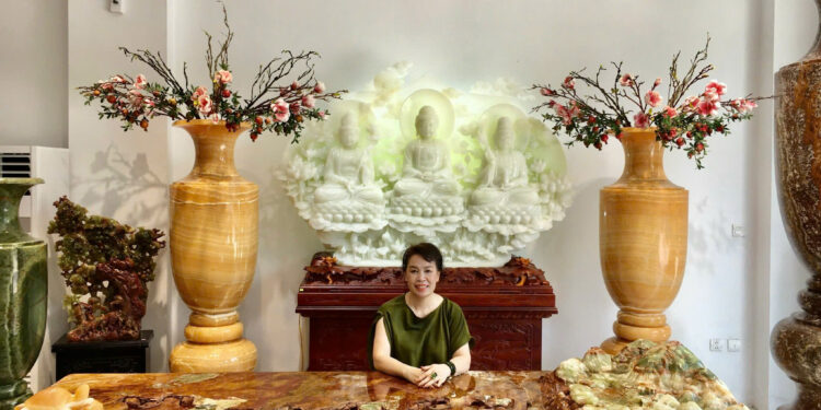 NGƯỜI PHỤ NỮ HÀ THÀNH VỚI NIỀM ĐAM MÊ ĐÁ