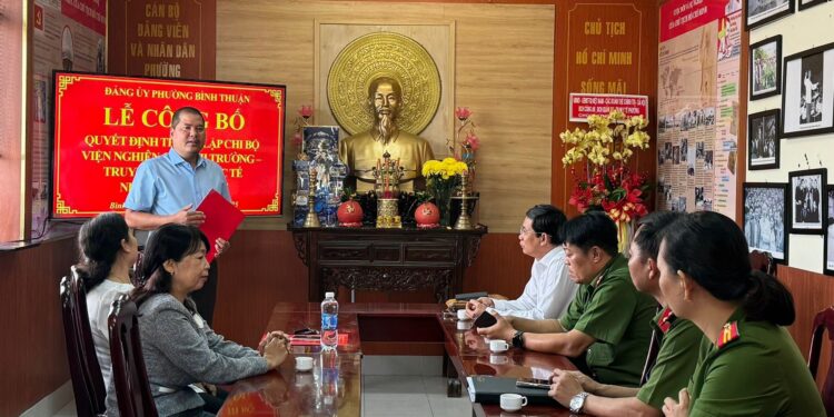 Đảng uỷ phường Bình Thuận (Quận 7, TP.HCM) trao Quyết định thành lập Chi bộ Viện Nghiên cứu Thị trường – Truyền thông Quốc tế, nhiệm kỳ 2025 – 2027