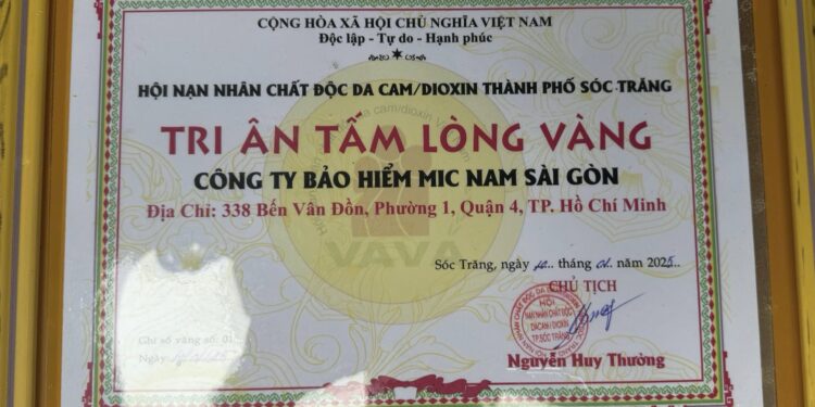 Ông Nguyễn Sỹ Thuận – Chủ tịch Công đoàn Công ty bảo hiểm MIC Nam Sài Gòn chung sức hỗ trợ nạn nhân chất độc da cam tại Sóc Trăng