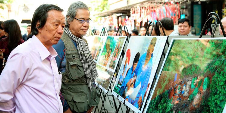 Nghệ sĩ Nguyễn Á cho ra sách ảnh Vươn Lên Thôn Làng Nủ