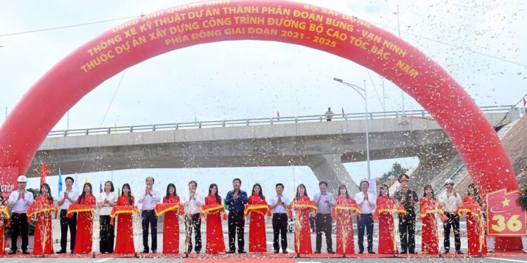 Tổng công ty 36 hoàn thành vượt tiến độ đoạn cao tốc Bùng – Vạn Ninh, chính thức thông xe sáng 19/4