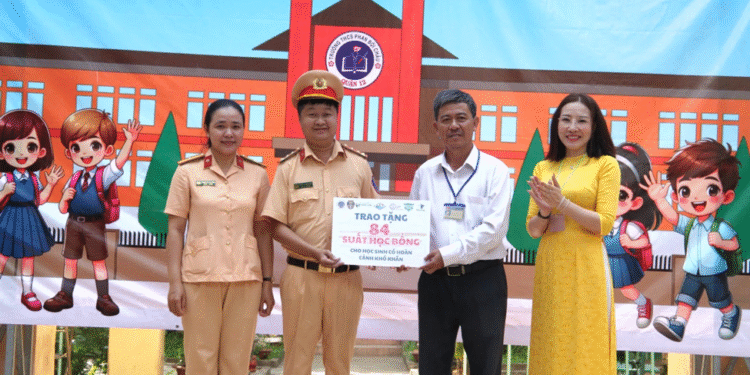 Đoàn Thanh Niên Cục CSGT “Tiếp Sức Đến Trường” Cho Học Sinh Khó Khăn