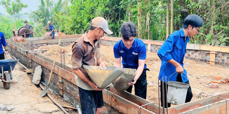 ĐOÀN TNCS HỒ CHÍ MINH TỈNH BẾN TRE TRIỂN KHAI XÓA NHÀ TẠM, NHÀ DỘT NÁT CHO NGƯỜI DÂN TRÊN ĐỊA BÀN
