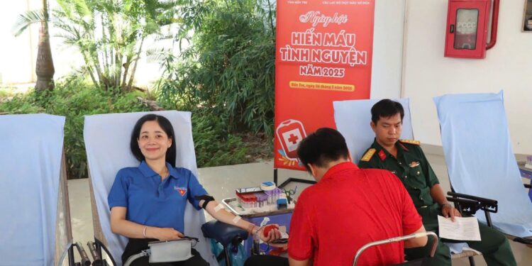 VỚI TINH THẦN “MỘT GIỌT MÁU CHO ĐI – MỘT CUỘC ĐỜI Ở LẠI” CỦA TUỔI TRẺ BẾN TRE XUNG KÍCH, TÌNH NGUYỆN VÌ CỘNG ĐỒNG