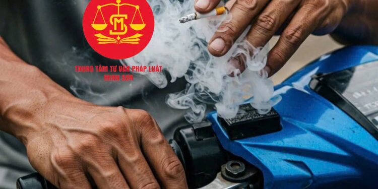 Trung tâm tư vấn pháp luật Minh Sơn: Vừa lái xe máy một tay để hút thuốc có vi phạm luật giao thông – Người ngồi sau không đội mũ bảo hiểm có bị phạt không?