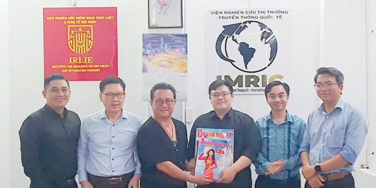 Tiếp và làm việc về đào tạo, bồi dưỡng khoa học, hợp tác nghiên cứu với Học viện kỹ năng VTALK