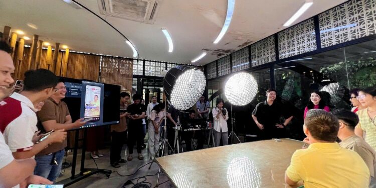 Ban Tổ chức chương trình Startup MasterTrack 2025 trang bị một phòng Livestream thực tế để học viên trải nghiệm