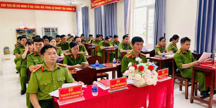 CÔNG AN PHƯỜNG SƠN ĐÔNG (TỈNH VĨNH LONG) TỔ CHỨC HỘI NGHỊ SƠ KẾT CÔNG TÁC CÔNG AN 6 THÁNG ĐẦU NĂM 2025