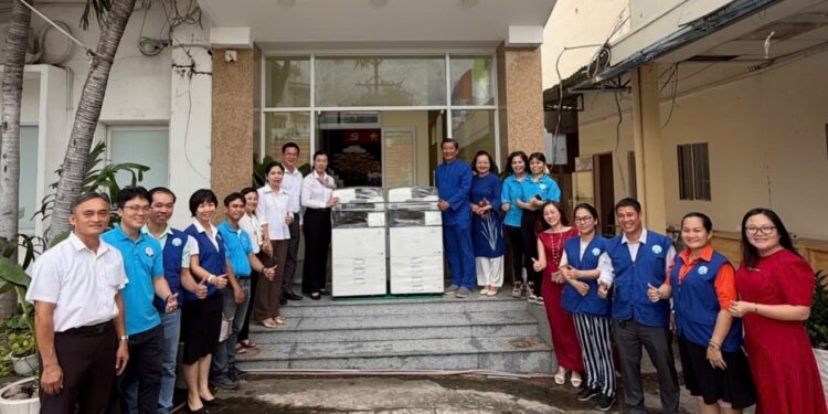 DOANH NHÂN BÌNH THẠNH (CŨ) – BTBA TRAO TẶNG MÁY PHOTOCOPY HỖ TRỢ CÁC PHƯỜNG MỚI THÀNH LẬP