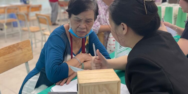 Thăm khám Răng Hàm Mặt và tặng quà cho các đối tượng chính sách nhân dịp 27/7