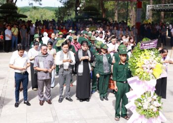 Hiệp hội VFAEA – Viện IMRIC – Viện IRLIE và Tạp chí Doanh nghiệp và Trang trại Việt Nam dâng hương tri ân Anh hùng liệt sĩ tại Quảng Trị