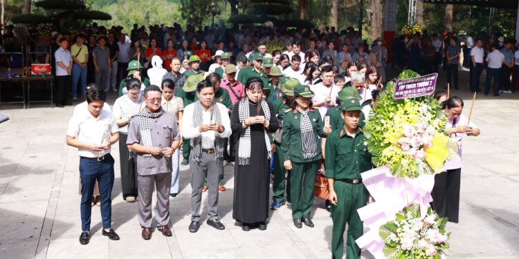 Hiệp hội VFAEA – Viện IMRIC – Viện IRLIE và Tạp chí Doanh nghiệp và Trang trại Việt Nam dâng hương tri ân Anh hùng liệt sĩ tại Quảng Trị