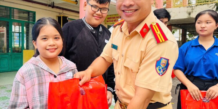 Trạm CSGT Đa Phước: Đẩy mạnh tuyên truyền an toàn giao thông cho đoàn viên, thanh niên– Trao trợ cấp học tập cho thiếu nhị bị ảnh hưởng bởi Covid -19