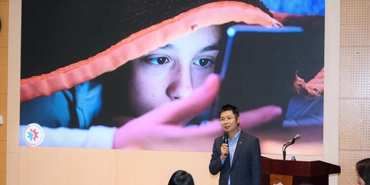 Sống ảo trên mạng xã hội: Hậu quả và giá trị nhân văn hiện nay