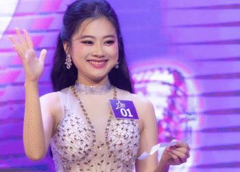 Lê Mỹ Phượng (SBD 01) – Thư ký Hiệp hội VFAEA: Tỏa sáng rực rỡ với danh hiệu “The Shining Star” tại đêm chung kết MCA Sincere Star 2025