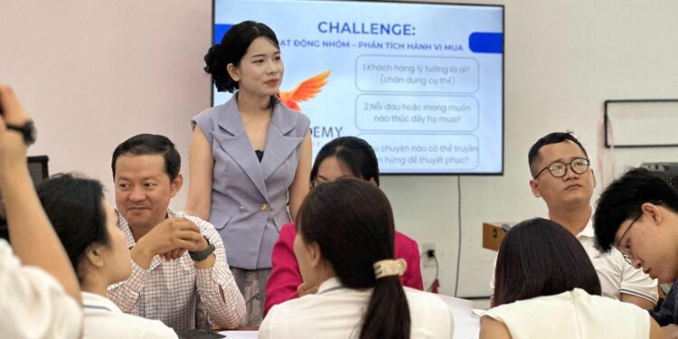 Chuyên gia Võ Thị Mỹ Duyên đào tạo Kỹ năng Bán hàng Chuyên nghiệp tại Startup MasterTrack 2025
