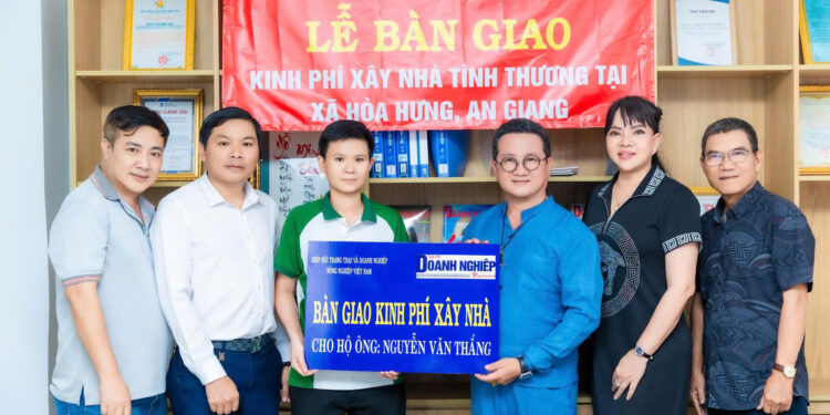 Hiệp hội VFAEA; Viện IMRIC; Viện IRLIE và Tạp chí DN&TT Việt Nam trao kinh phí xây nhà tình thương cho hộ ông Nguyễn Văn Thắng