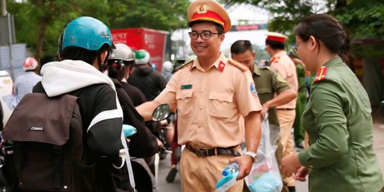 Nghĩa cử đẹp của lực lượng Trạm CSGT Đa Phước, tuổi trẻ Hưng Long với người dân về quê nghỉ lễ Quốc khánh 2/9