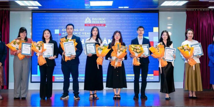 Học viện Kỹ năng VTALK dự Khai giảng và trao tặng các suất học bổng trị giá 244 triệu đồng cho trường Đại học Hoa Sen năm học 2025-2026