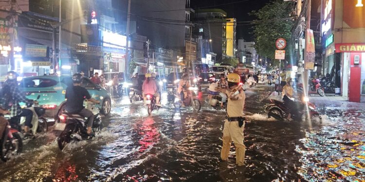 TẤM LÒNG NHIỆT HUYẾT CỦA TRẠM CSGT ĐA PHƯỚC GIỮA BIỂN NƯỚC TRIỀU CƯỜNG
