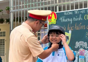 Trạm CSGT Đa Phước phối hợp công an phường Tân Mỹ (sau sáp nhập) tuyên truyền an toàn giao thông học đường tại trường tiểu học Phạm Hữu Lầu