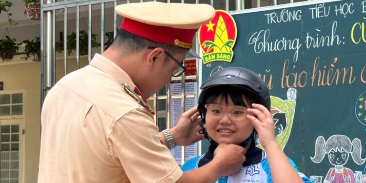 Trạm CSGT Đa Phước phối hợp công an phường Tân Mỹ (sau sáp nhập) tuyên truyền an toàn giao thông học đường tại trường tiểu học Phạm Hữu Lầu