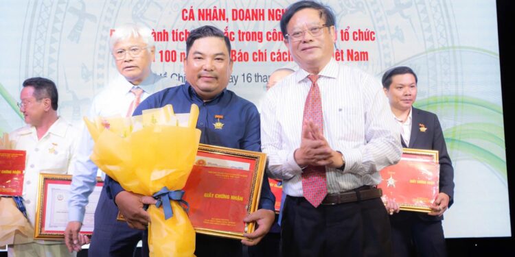 Nhà Báo Phan Thanh Việt – Người kể chuyện bằng hình ảnh và ngòi bút