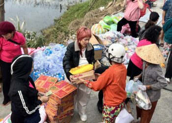 Hội thiện nguyện Đà Nẵng và Bà con thôn Phước Lâm hỗ trợ hơn 1300 phần quà cứu trợ đồng bào vùng lũ Đắk Lắk