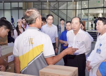 Lãnh đạo Sở Y tế TP. Hồ Chí Minh thăm, động viên và tiễn đoàn bác sĩ lên đường hỗ trợ các xã vùng lũ tỉnh Đắk Lắk