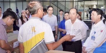 Lãnh đạo Sở Y tế TP. Hồ Chí Minh thăm, động viên và tiễn đoàn bác sĩ lên đường hỗ trợ các xã vùng lũ tỉnh Đắk Lắk