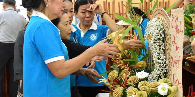 LAN TỎA TINH THẦN ĐẠI ĐOÀN KẾT TỪ HỘI THI CẮM HOA BẰNG LÁ DỪA