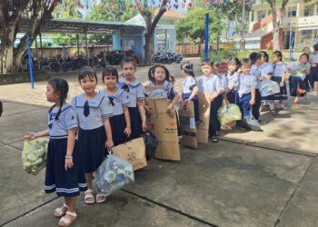 “Đổi rác thải nhựa lấy quà tặng” – Cách làm hay vì môi trường xanh