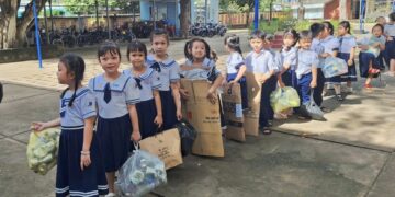 “Đổi rác thải nhựa lấy quà tặng” – Cách làm hay vì môi trường xanh
