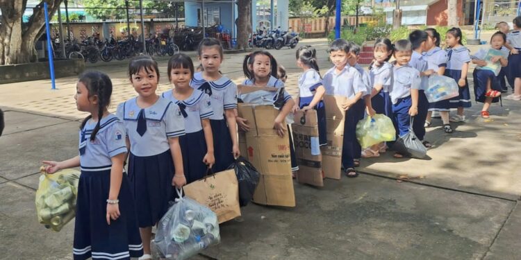 “Đổi rác thải nhựa lấy quà tặng” – Cách làm hay vì môi trường xanh