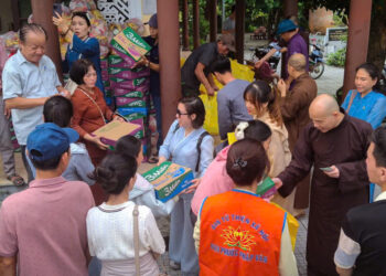 Chùa Vạn Phước – Pháp Vân Tp.HCM hỗ trợ hơn 1500 phần quà cứu trợ đồng bào vùng lũ miền Trung
