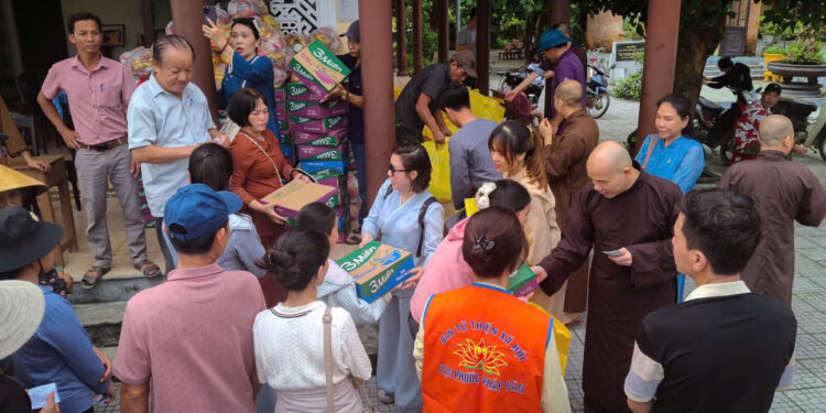 Chùa Vạn Phước – Pháp Vân Tp.HCM hỗ trợ hơn 1500 phần quà cứu trợ đồng bào vùng lũ miền Trung