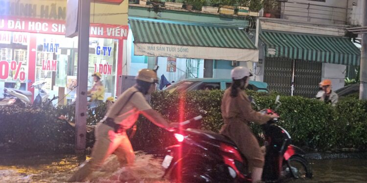 Thắm đượm nghĩa tình của tuổi trẻ Phòng Cảnh sát giao thông TPHCM hỗ trợ người dân qua vùng nước ngập