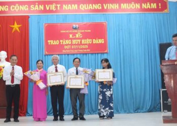 Xã Hưng Khánh Trung long trọng tổ chức Lễ trao Huy hiệu Đảng nhân kỷ niệm 108 năm Cách mạng Tháng Mười Nga