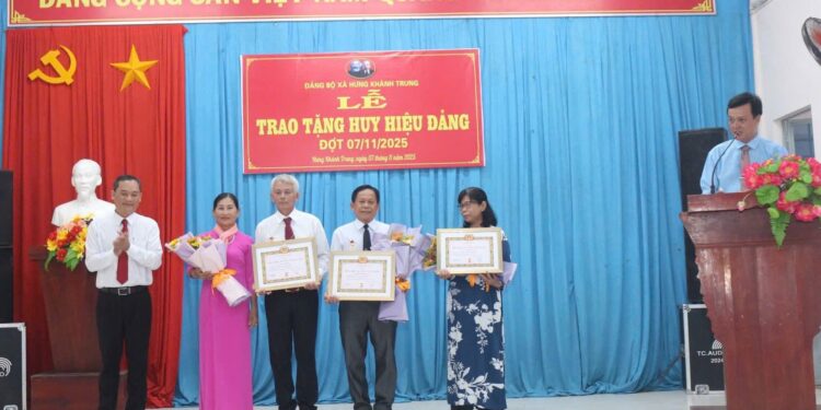 Xã Hưng Khánh Trung long trọng tổ chức Lễ trao Huy hiệu Đảng nhân kỷ niệm 108 năm Cách mạng Tháng Mười Nga